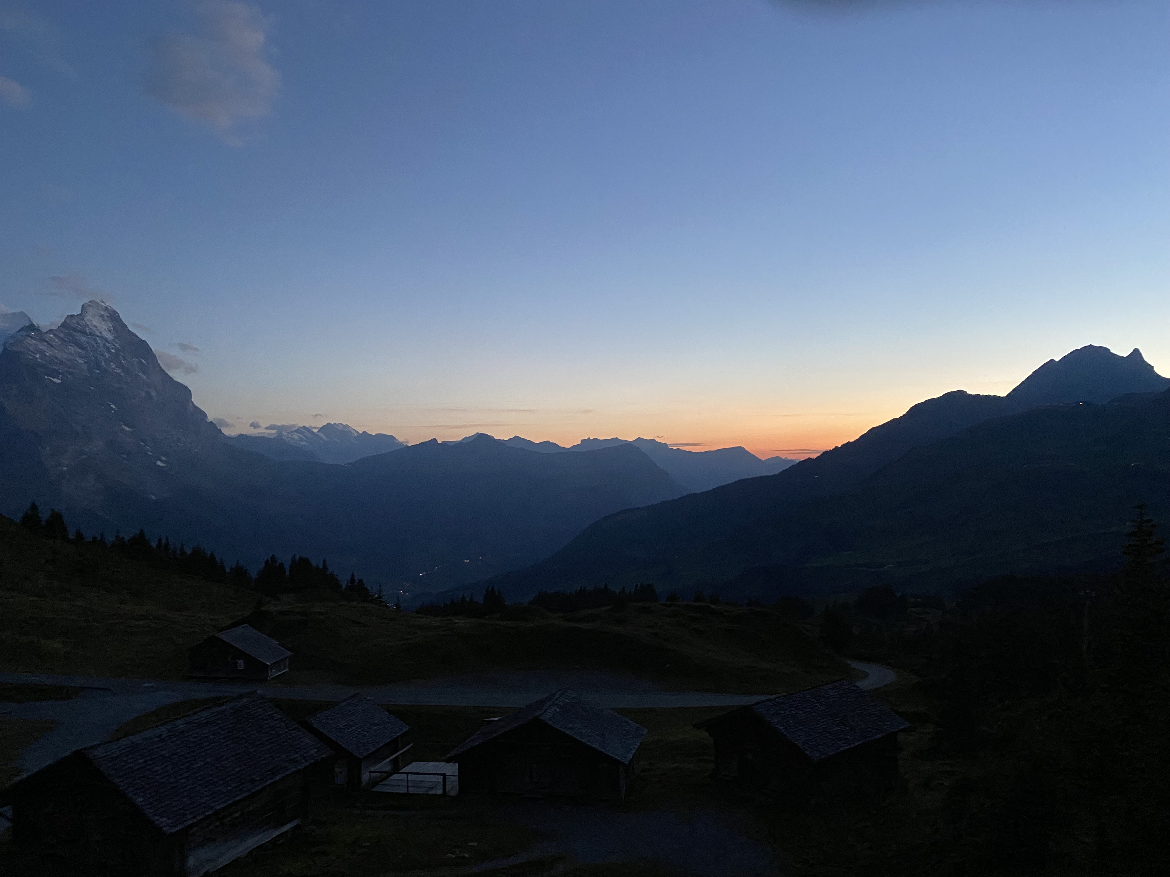 Genau zum Sonnenuntergang auf der Passhöhe der Großen Scheidegg
